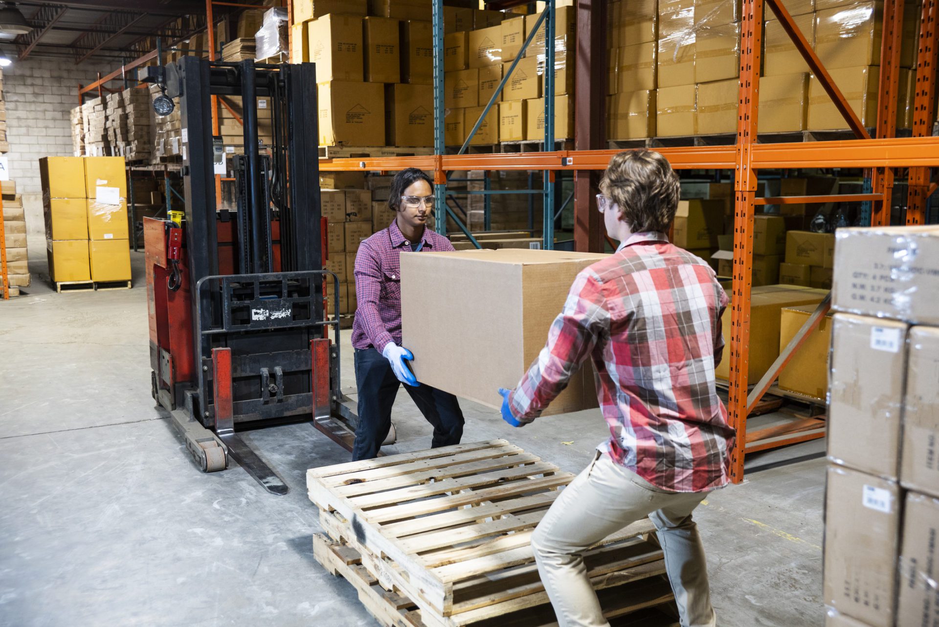 How to safely lift heavy objects at work | Missouri Orthopedics ...