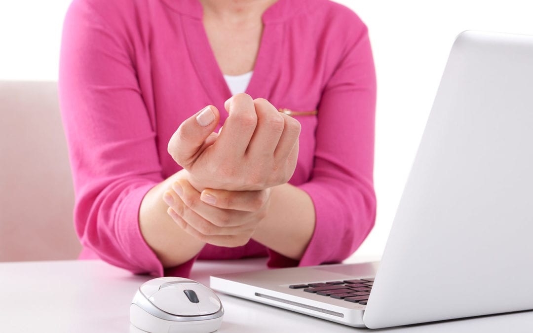 Woman experiencing carpal tunnel syndrome